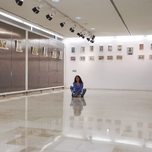 Foto de la artista Mayka Kaíma en la exposición de Somosaguas de Pozuelo de Alarcón Sala Volturno