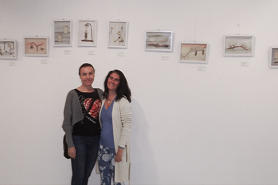 Foto de la artista Mayka Kaíma en la exposición Y con Rosina Hernández del Ayuntamiento de Pozuelo de Alarcón.