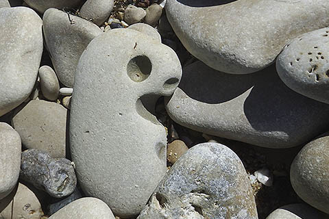 Piedras utilizadas por Mayka Kaíma para realizar cuadros de piedras